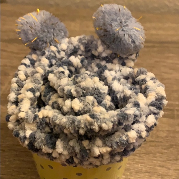 3 for $20 NWT Cozy Gray Cupcake Socks - Picture 5 of 7